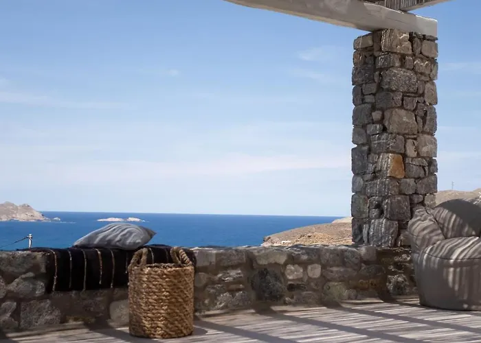 Seaview Pool Near Alemagou * פטליה