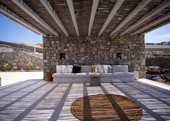 Seaview Pool Near Alemagou 法蒂亚